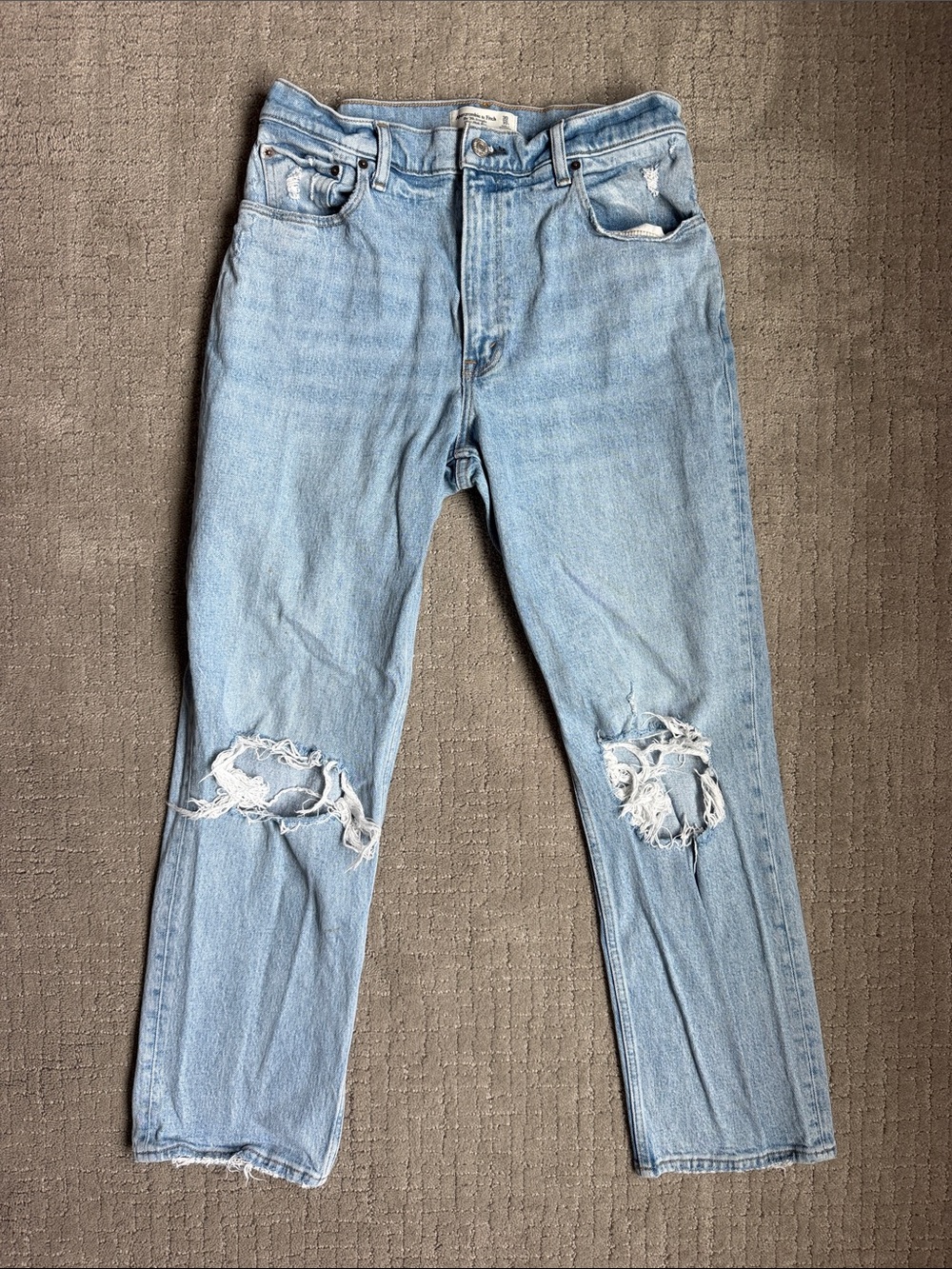 Abercrombie & Fitch the 90’s straight ultra high waist jeans.
